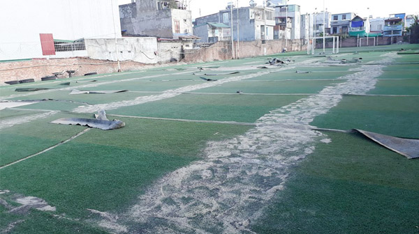 Thay mới cỏ nhân tạo sân bóng đá